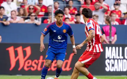 Thần đồng 15 tuổi vừa lập kỷ lục ra mắt Man United là ai?