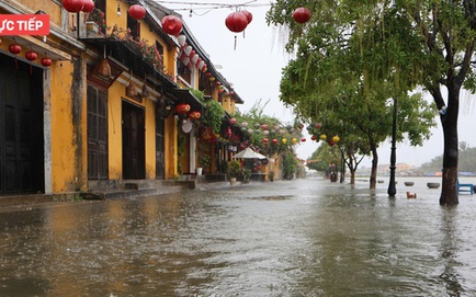 Ảnh hưởng bão số 1: Phố cổ Hội An ngập sâu, sạt lở nhiều điểm đường lên bán đảo Sơn Trà