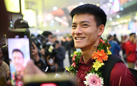 U22 Việt Nam sáng rực cả sân bay Nội Bài trong ngày mang HCV SEA Games về nước