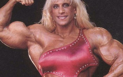 Nữ "quái vật thể hình" gây sốc với vai rộng, lưng dày, đùi khổng lồ