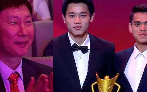 Bắt trọn ánh mắt rưng rưng tự hào của HLV Kim Sang-sik khi Đình Bắc, Khuất Văn Khang được vinh danh