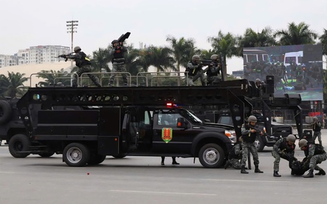 Hình ảnh hàng nghìn cảnh sát tinh nhuệ và dàn khí tài hiện đại diễn tập bảo vệ Đại hội Đảng