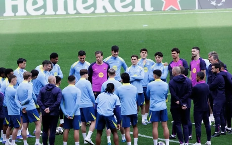 Barca soi từng 'centimet cỏ', nghi Atletico chơi chiêu trước đại chiến