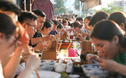 Quán bún bò "siêu đông" ở TP.HCM, khách xếp hàng nửa tiếng mới được ăn