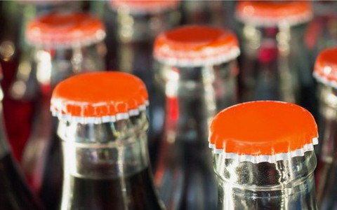 Nước ngọt có ga đựng trong chai thuỷ tinh, lon nhôm hay chai nhựa cho vị ngon nhất?