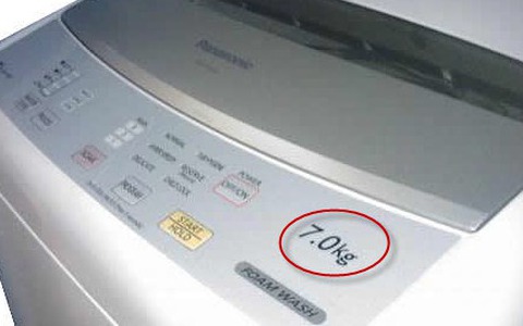 Số ghi trên máy giặt 7kg, 10kg là quần áo khô hay quần áo ướt? Dùng sai có thể gây hỏng máy giặt- Ảnh 1. Số 7kg, 10kg ghi trên máy giặt dành cho quần áo khô hay ướt? Dùng đã lâu nhưng nhiều người vẫn hiểu sai