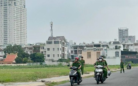 Phát hiện thi thể cháy đen trong bãi đất trống ở TPHCM