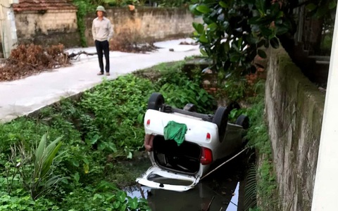 Ảnh TNGT: Bất cẩn cầm lái, tài xế khiến KIA Morning “lộn cổ” xuống mương