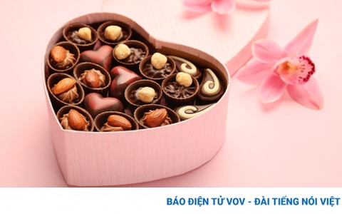 Hộp quà tặng Socola Valentine và Hoa tươi Valentine | Bánh kem hương vị  Việt - Banhngot.vn