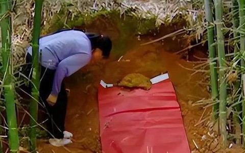 Ra mộ thăm chồng sau 2 ngày chôn, vợ bất ngờ nghe thấy tiếng kêu cứu: Cho tôi ra ngoài!