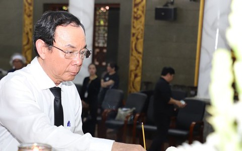 Bí thư Thành ủy TPHCM Nguyễn Văn Nên viếng nhạc sĩ Lư Nhất Vũ