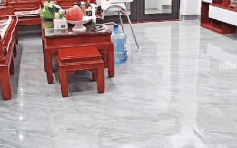 Bé gái ngã nhoài xuống sàn đau đớn, cảnh báo cha mẹ đừng chủ quan, phải chú ý điều này trong thời tiết nồm ẩm