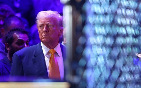 Nóng: iPhone, máy tính, đồ điện tử sẽ bị đánh thuế riêng trong vài tháng tới, Tổng thống Donald Trump dò xét lại toàn bộ chuỗi cung ứng bán dẫn