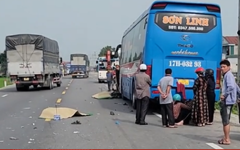 Xe máy va va chạm với ô tô khách, hai người tử vong