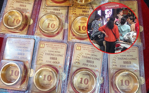 Người phụ nữ ở Hà Nội năn nỉ nhân viên tiệm vàng: “Cô 75 tuổi rồi, bán cho cô 3 chỉ nữa với”