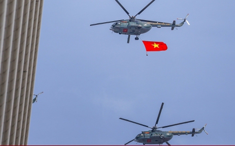 Ngắm trực thăng kéo cờ, tiêm kích nhào lộn trên bầu trời TP.HCM