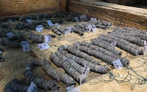 Khai thác đá trên núi, công nhân nổ mìn trúng "hang động" lạ: Kho báu 2,25 triệu vật thể "xâu thành chuỗi" màu xanh lục được đào lên