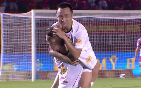 Tiền vệ Việt kiều giá 4,5 tỷ lập siêu phẩm khó tin, đưa đội "ngựa ô" vào top 4 V.League