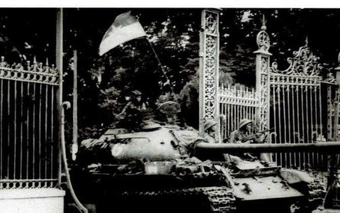 Tiếp nhận bức ảnh lịch sử 'Xe tăng tiến vào Dinh Độc Lập trưa ngày 30/4/1975'