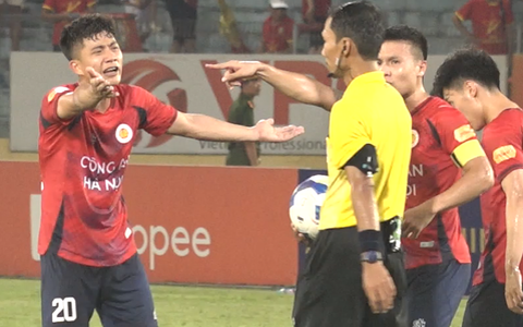 Trọng tài FIFA bị Quang Hải và dàn sao CLB CAHN vây kín, đòi đối chất sau "cú vấp" ở V.League