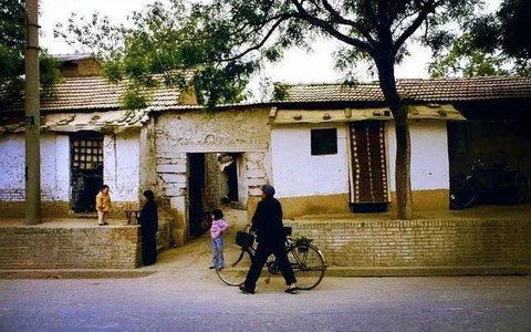 Năm 1972, anh em tôi tới nhà chú để vay 20kg gạo, khi mở chiếc túi ra, mẹ tôi đã rất sốc