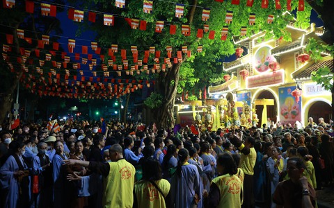Ngay từ 3h sáng, hàng nghìn người Hà Nội đã xếp hàng dọc cả con phố chờ vào chùa Quán Sứ