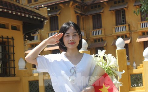 Khách nước ngoài ngưỡng mộ cách người Việt mừng 50 năm đất nước thống nhất