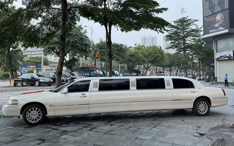Lincoln Limousine hiếm bán lại giá 1,2 tỷ: Giá ngang Camry mới, dài gần gấp đôi C-Class, có ghế sofa, quầy bar 'sang chảnh'