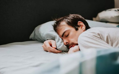 Cảnh báo 2 sai lầm tai hại khi sử dụng gối: Số 1 “dẫn lối” cho đột quỵ, bác sĩ nói nên tránh