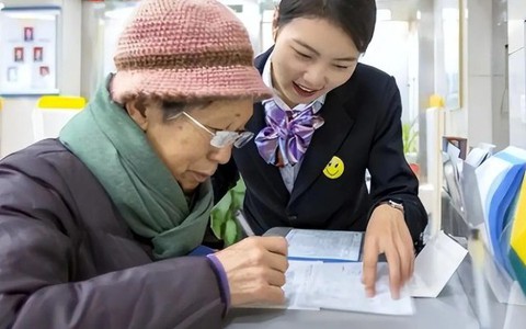 Đem hơn 1 tỷ đồng gửi tiết kiệm, 3 năm sau đi rút, ông lão rơi vào tình cảnh tiến thoái lưỡng nan