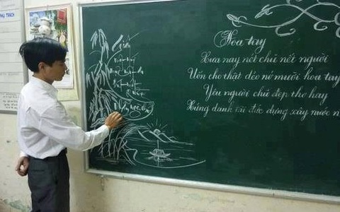 bức ảnh thầy giáo viết chữ: Thầy giáo viết bảng chữ siêu đẹp khiến dân mạng  nể phục
