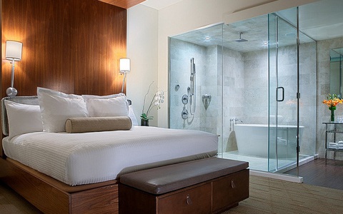 phòng tắm trong suốt: Phòng tắm khách sạn có thể… nhìn xuyên thấu ...