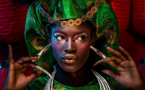 người mẫu da màu: Người mẫu Châu Phi gây ấn tượng mạnh với áo dài Việt