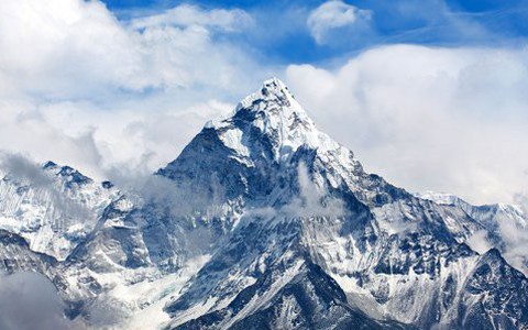 Everest - ngọn núi cao nhất thế giới là điểm đến lý tưởng cho những người yêu thích khám phá và thử thách bản thân. Hãy cùng đắm chìm trong không gian hùng vĩ và tuyệt đẹp của đỉnh Everest, để cảm nhận được sự nhỏ bé và vô hình trước vẻ đẹp hoang sơ và hiếm có của thiên nhiên.