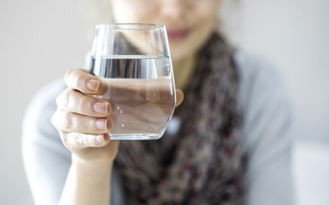 uống nước vào buổi sáng: Uống nước khi bụng rỗng: Cơ thể nhận được 7 lợi ích "thần kỳ" nhờ thải độc, tu sửa tế bào