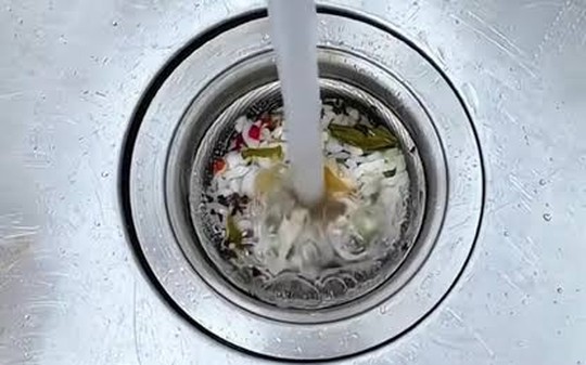 Lời khuyên cho những gia đình dùng lưới lọc bồn rửa khi rửa bát
