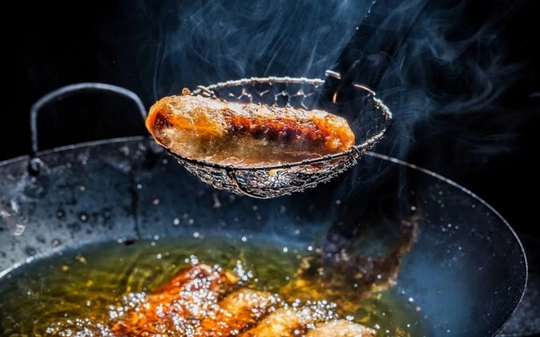 3 loại dầu ăn quen thuộc có thể "nuôi tế bào ung thư", nhiều gia đình vẫn đang dùng mà không biết