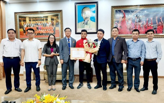 Tuyển thủ U23 Hồ Thanh Minh nhận bằng khen và phần thưởng của Bộ trưởng Ủy ban Dân tộc Chính phủ