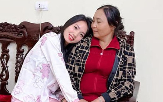 Tuyển nữ Việt Nam trở về với vòng tay yêu thương của gia đình sau 2 tháng xa nhà