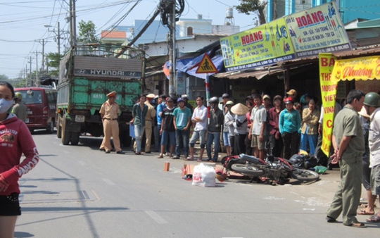 TP.HCM: Cháu bất lực nhìn bà chết thảm dưới bánh xe tải