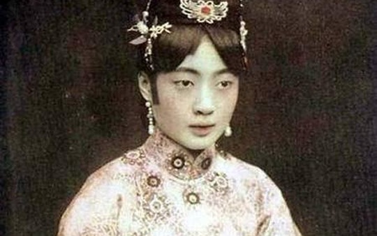 Hoàng hậu cuối cùng của Trung Quốc "nghiện" khỏa thân