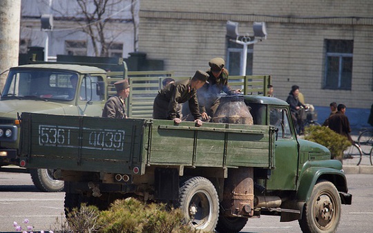 "Đặc sản" giao thông Triều Tiên: Ô tô chạy bằng... củi
