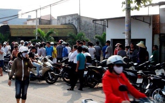 Thầy giáo trẻ treo cổ ở cửa nhà