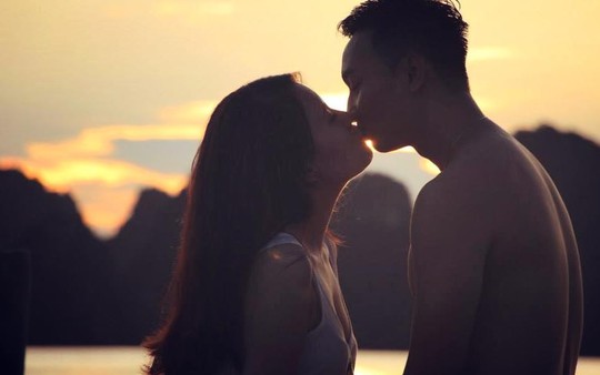 Thành Trung và bạn gái hôn nhau lãng mạn trên bãi biển