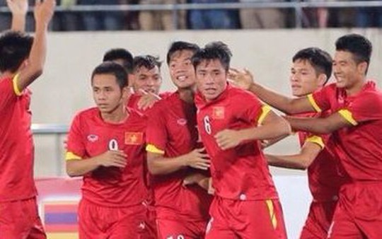 CLIP: "Chân gỗ" U19 Việt Nam "cày nát" đội hình đối thủ