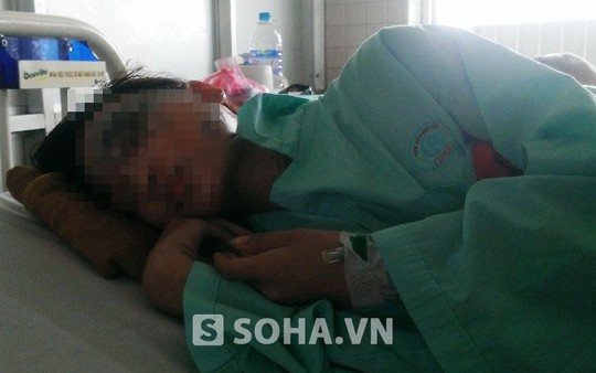 Vụ nữ sinh bị tạt axít: Mẹ con nạn nhân từng quỳ, xin hung thủ