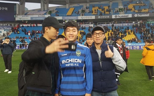 Trên chuyến bay rời Hàn Quốc, Xuân Trường đã có thể mỉm cười