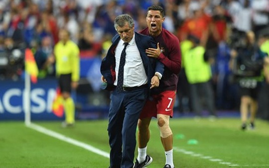 Ronaldo: Khóc lóc rời sân rồi cực yêu khi "cướp" quyền chỉ đạo