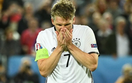 Bí ẩn bức ảnh khiến Schweinsteiger vội vã "tặng" penalty cho Pháp
