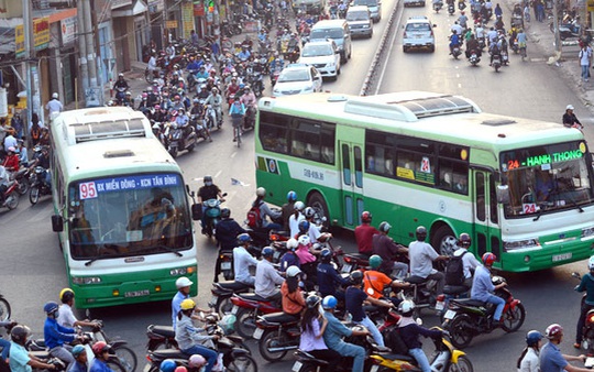 Ngồi trên xe bus muốn "táng" xe máy
